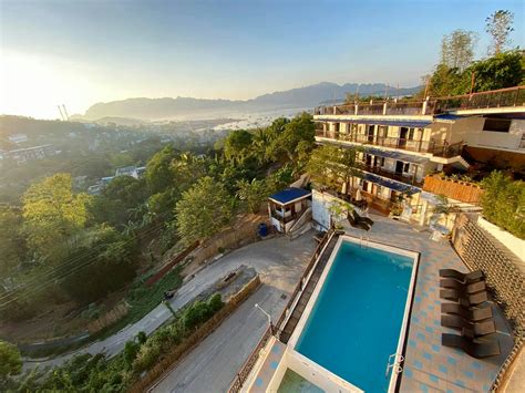 SKYLODGE RESORT .